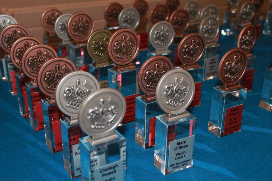 1396901749_graduation-trophy-2.jpg