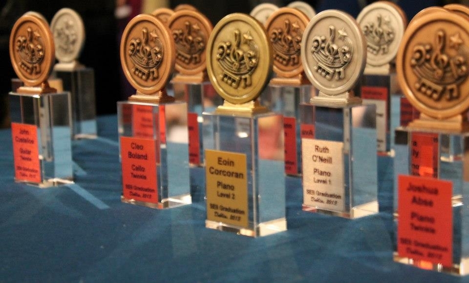 66139098_graduation-trophy-1.jpg